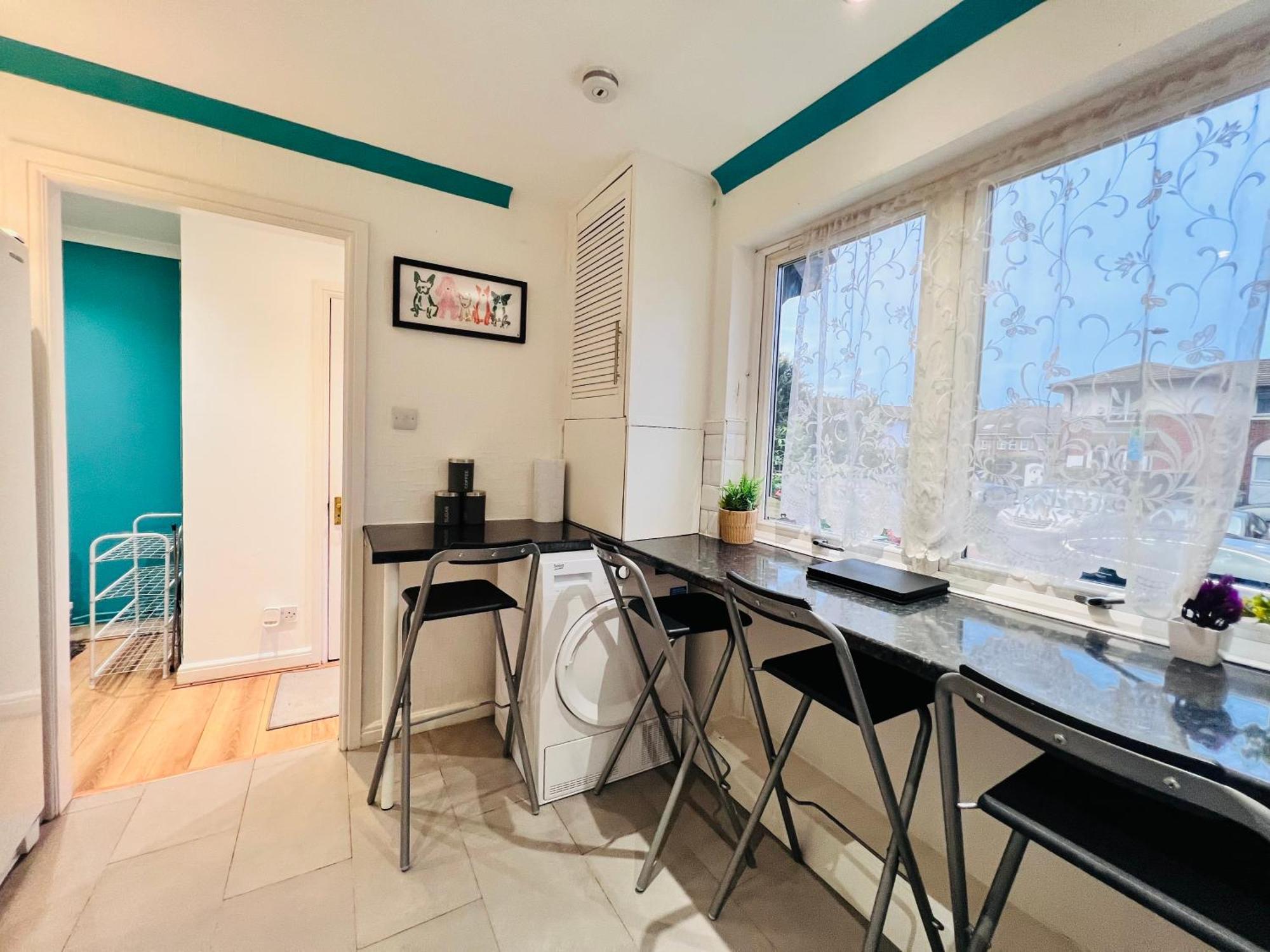 Lovely 4Br House In The City With Parking 런던 외부 사진