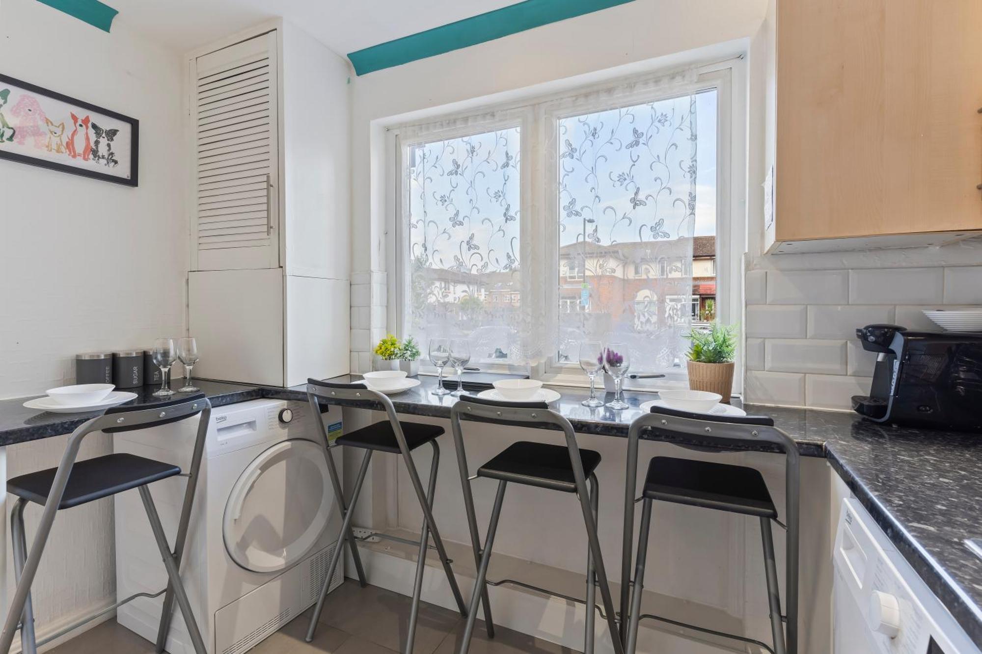 Lovely 4Br House In The City With Parking 런던 외부 사진
